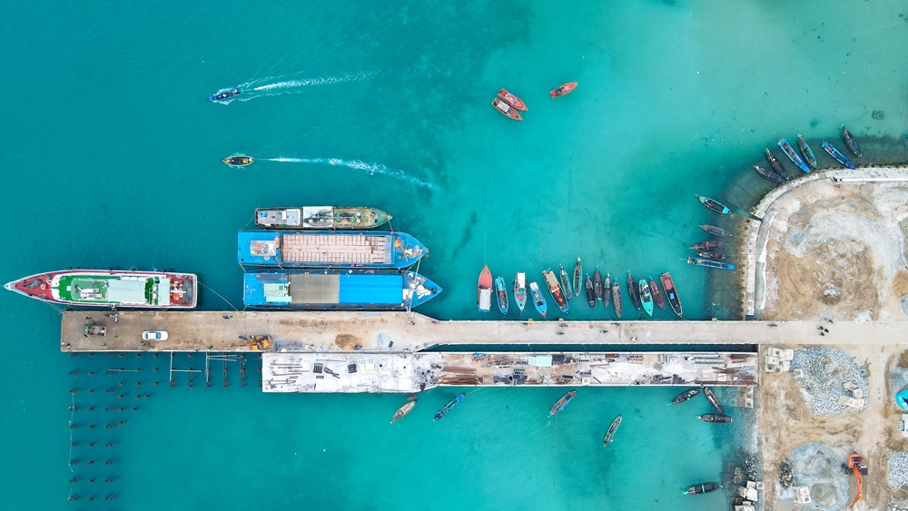 Nhiều công trình phục vụ phát triển kinh tế - xã hội, quốc phòng - an ninh được xây dựng và đưa vào hoạt động.